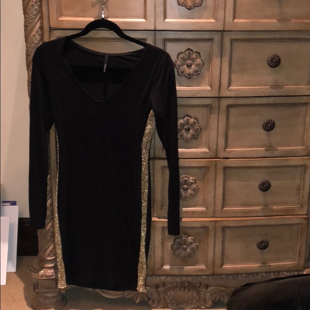 Black body con with gold strip on both sides